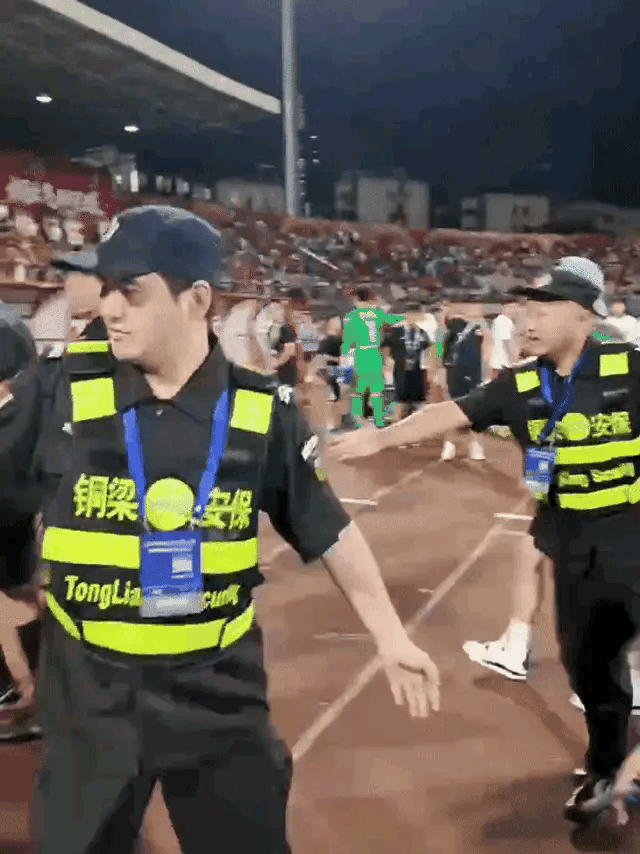 天津球迷：给于根伟红牌的裁判黄翼，下场时在说什么？中超第16轮天津津门虎客场与