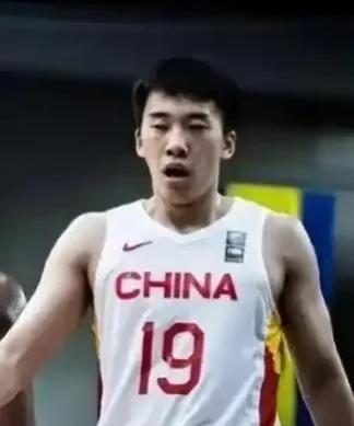 中国男篮打进四强，让我记住了三个人！实话实说今天中国队上半场打的更好，频繁轮换