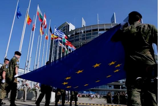 欧盟这步棋，正捅了全球金融的马蜂窝了，欧盟27国终于就1400亿欧元援乌方案达成