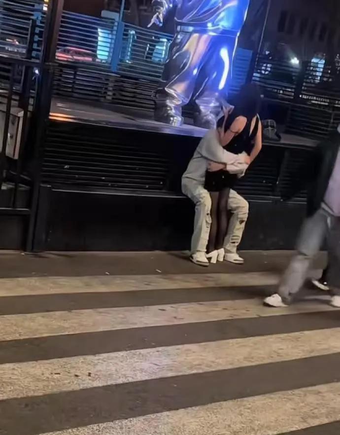 你一定要在大街上这样吗？忍一下不行吗？[捂脸哭]