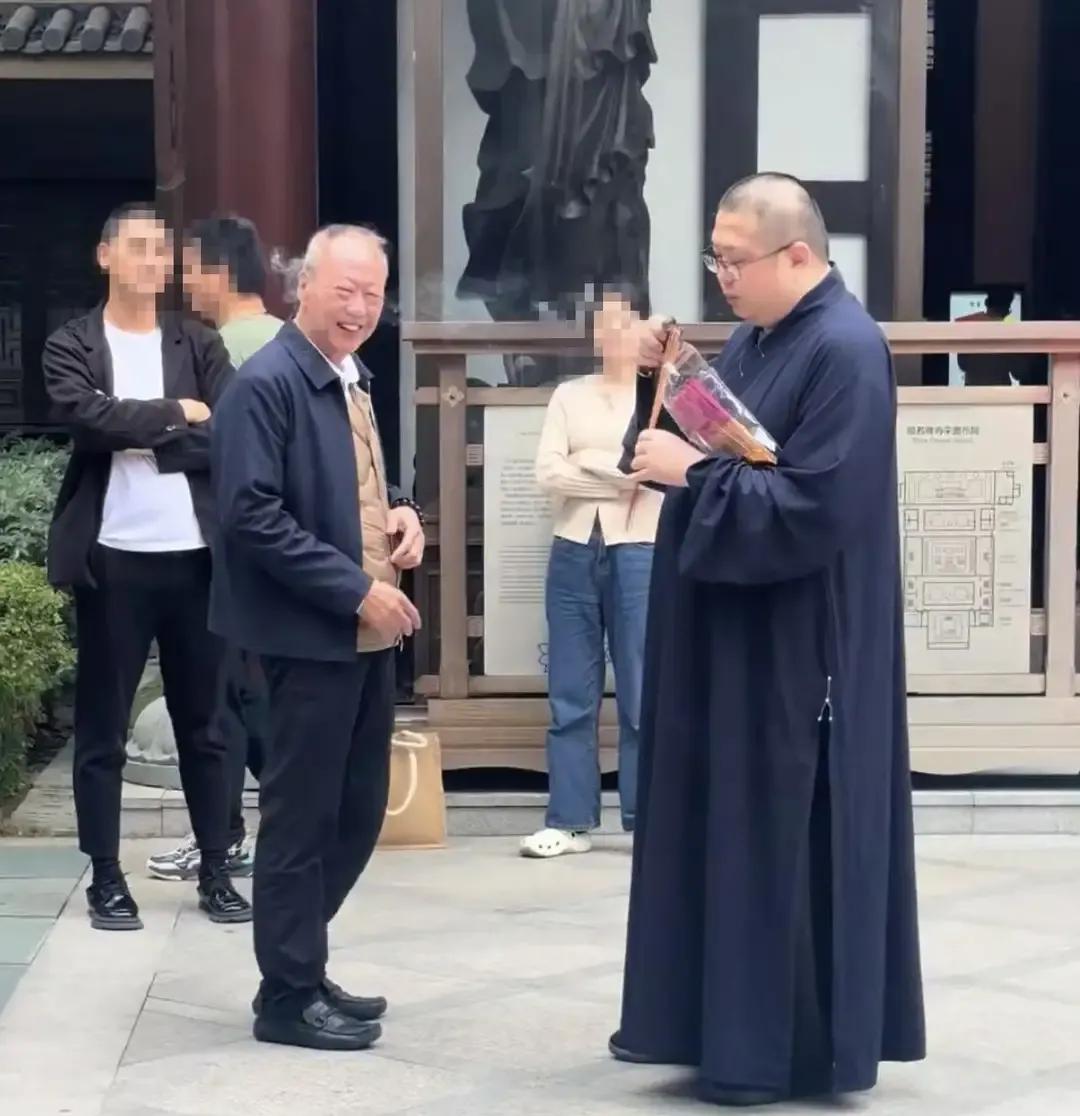 67岁黄楚龙坐200万豪车，穿万元鞋上香，直接在水泥地跪拜显虔诚。3月4日，