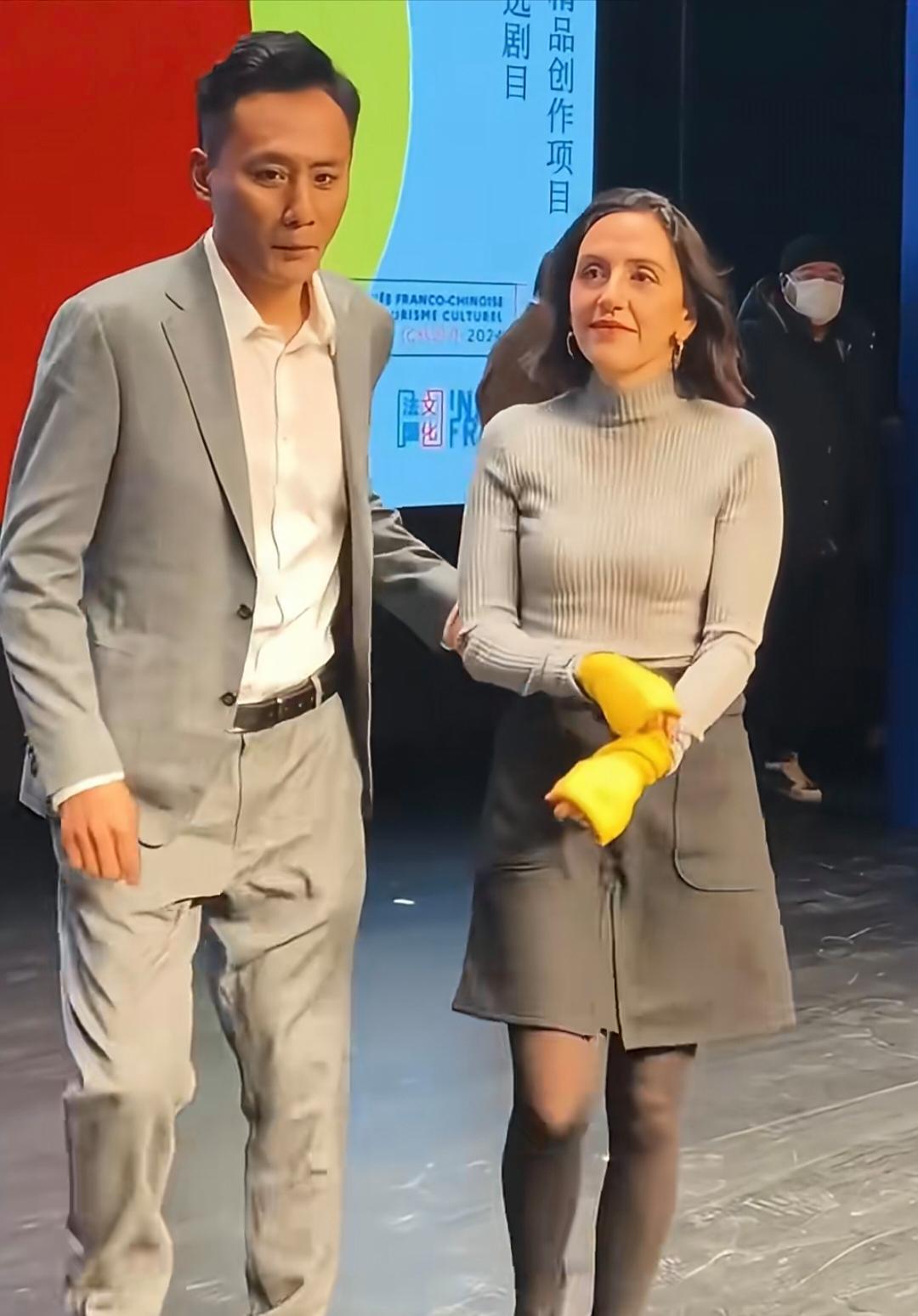 刘烨和法国籍老婆Lisa一起出席活动，夫妻俩的身材都好瘦，他老婆苍老得太快了，脸