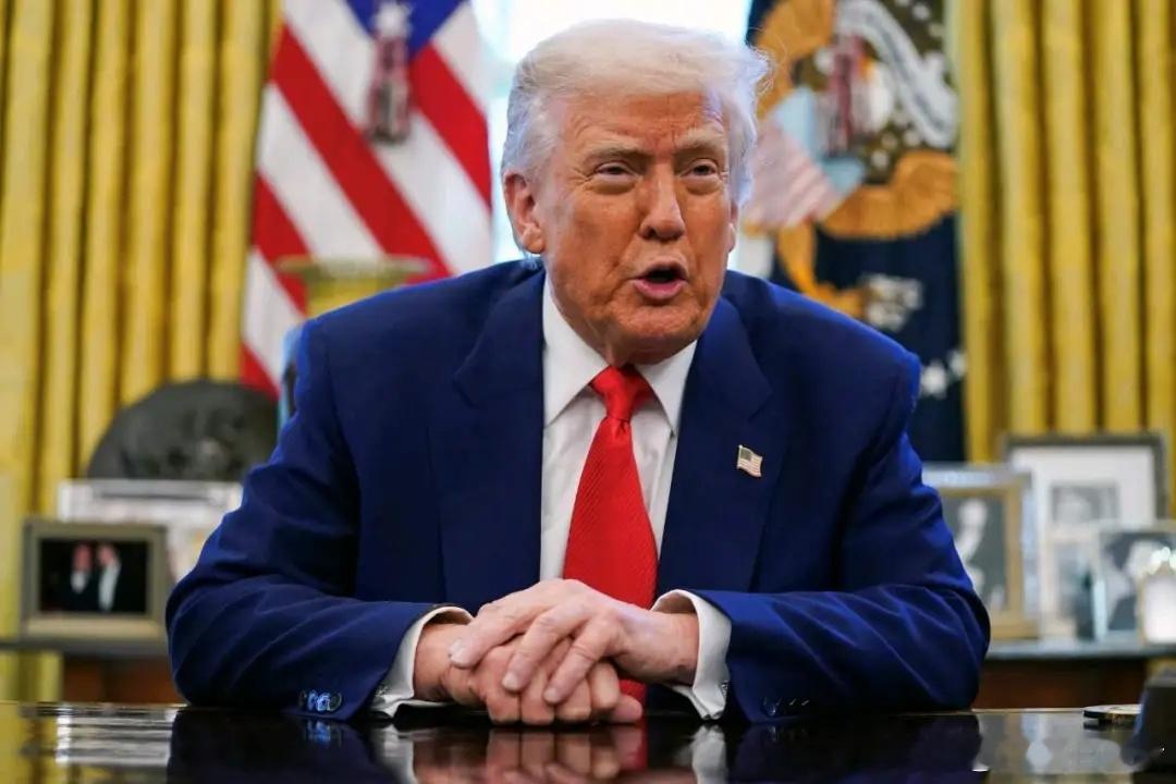终于，特朗普破防了！上帝要让谁灭亡，必先让其疯狂。特朗普鸡蛋西红柿一顿乱搞，恶