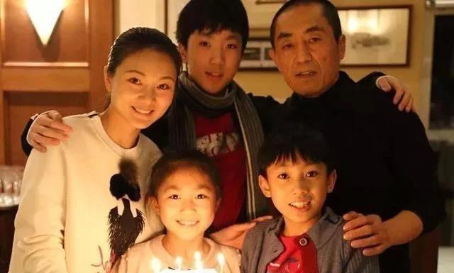 2014年，女演员何珺被张艺谋开除出剧组，于是她举报张艺谋超生，张艺谋被罚款74