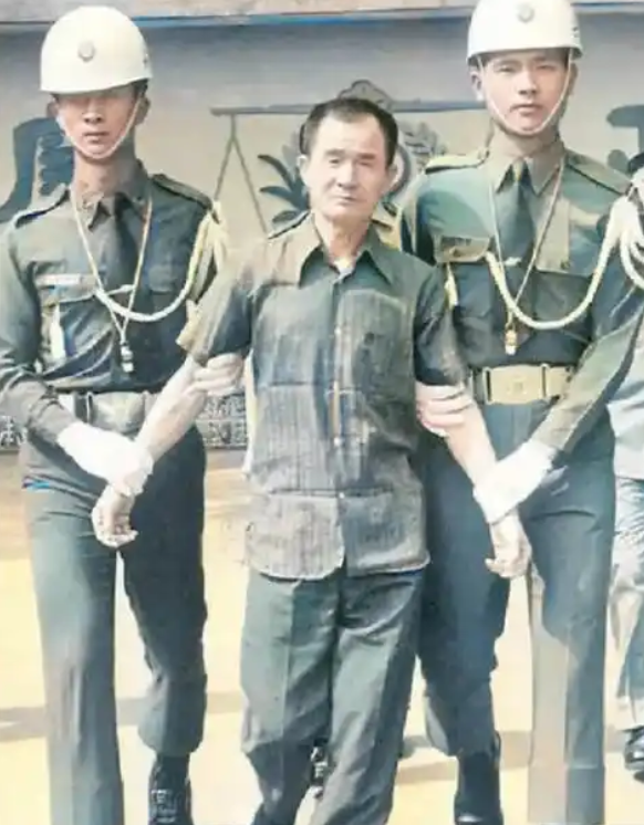 1982年，被判死刑的抗战老兵李师科，即将被押赴刑场，他换上了崭新的短袖衬衣，理