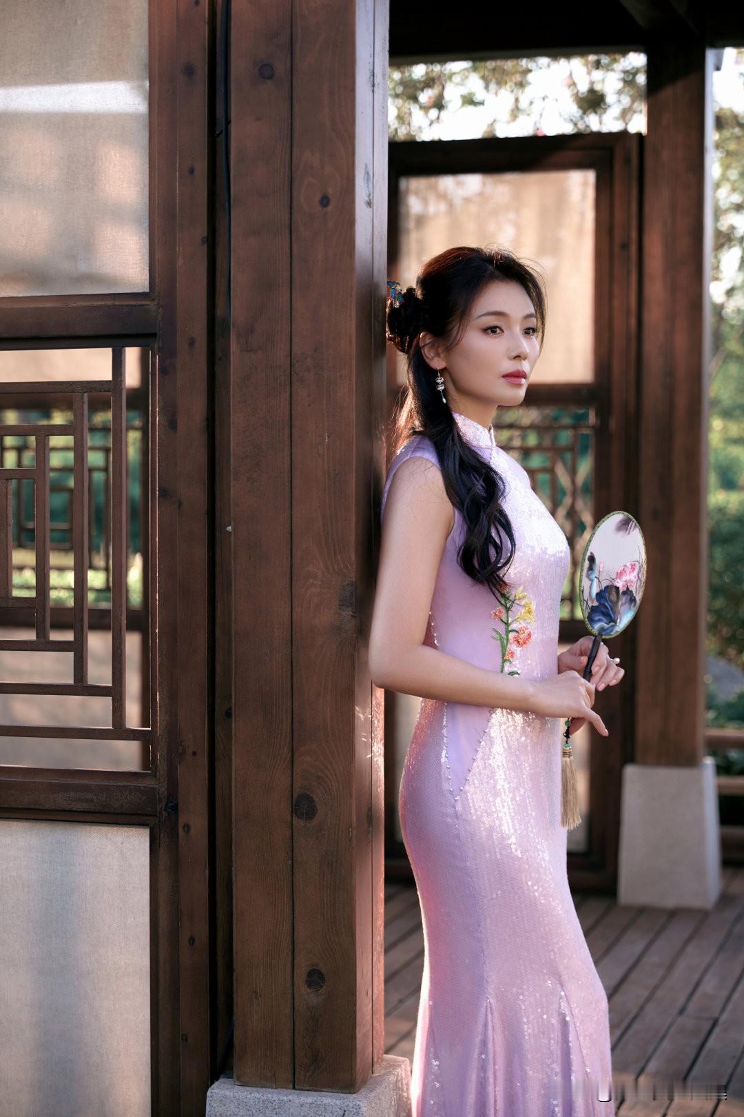 刘涛穿淡紫色亮片旗袍，简直迷人到骨子里！她本就有一张“国泰民安脸”，长相是贤妻良