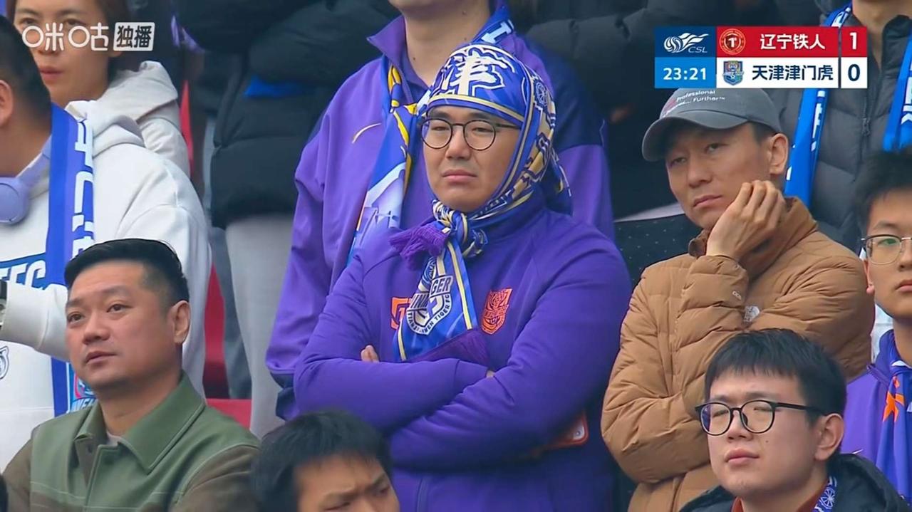 天津球迷哭了，从去年无条件支持于根伟，到现在要求他检讨，甚至下课，这也仅仅短短三