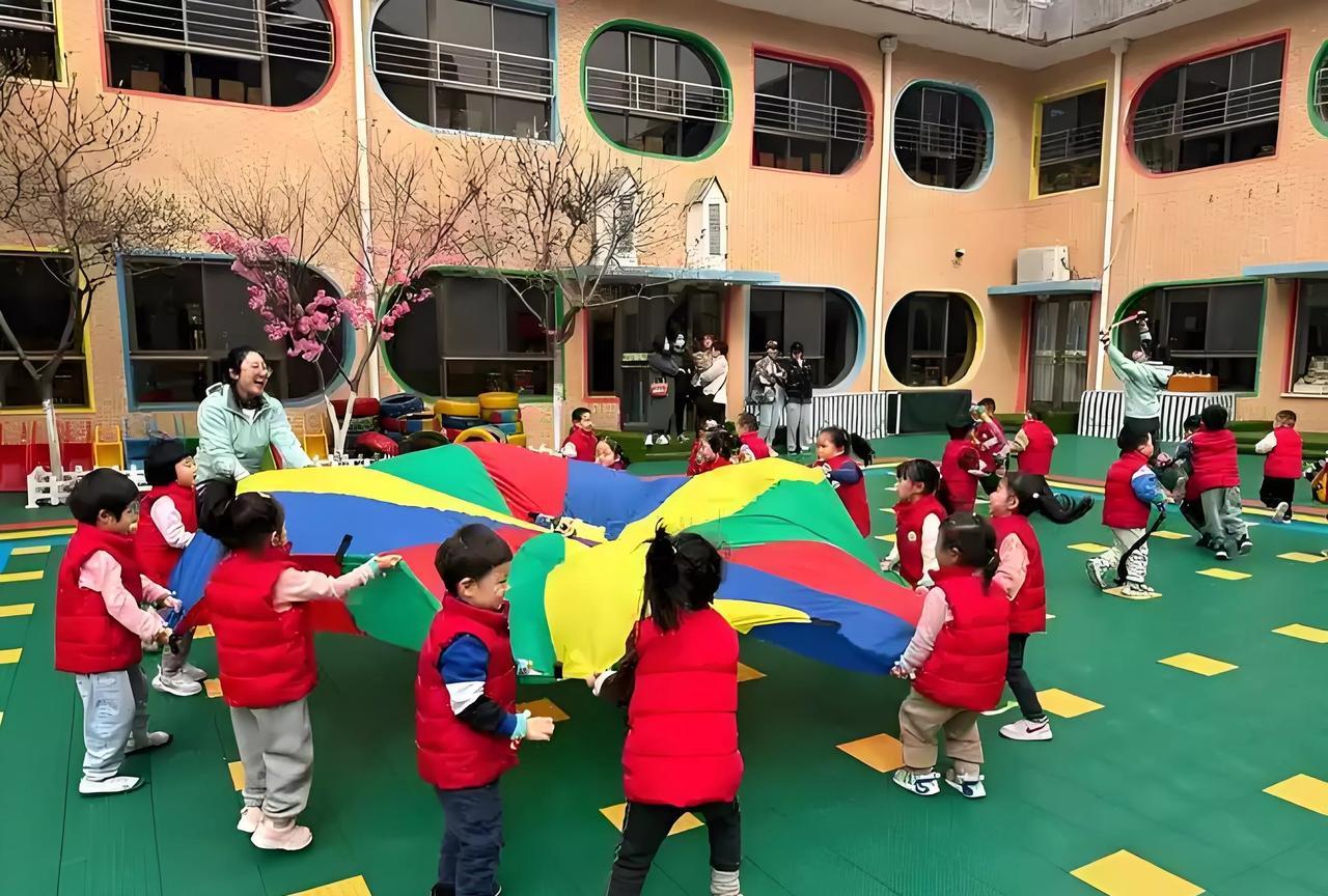 又一项重大的惠民政策要来啦，它将惠及全国3500多万个家庭。早晨带孙子散步，遇