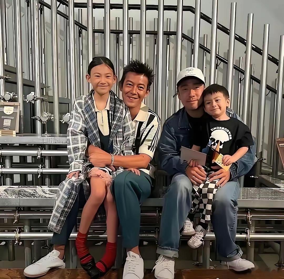 陈冠希女儿Alaia，跟妈妈秦舒培简直是一个模子刻出来的