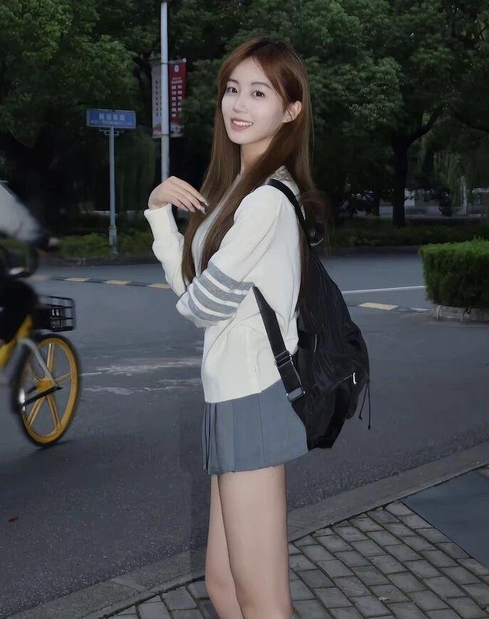 元气少女，背着书包，微笑面对每一天！😊💼🌳