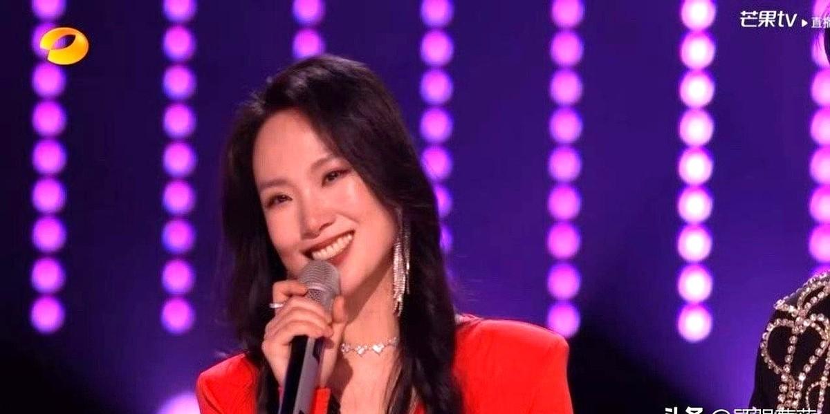 昨晚八点多,某音音乐直播间刚破二十万在线,尚雯婕一开口就像拿着绣花针拆毛衣,把《