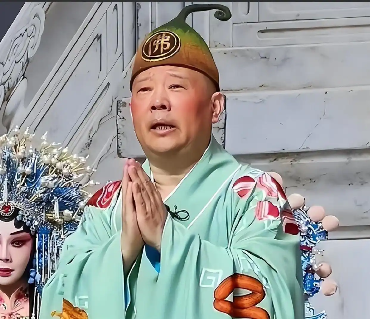 郭德纲居功至伟，但为何没有德高望重者站出来给他说一句话？第一，即便有人说了，郭德纲未必领情，甚至被认