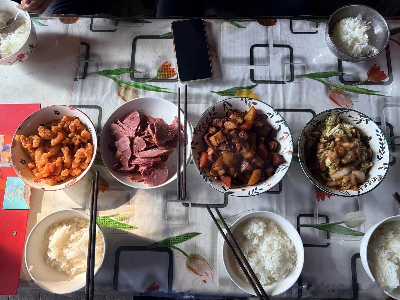 中午吃饭，整了四个菜，红烧肉、牛肉、糖醋里脊、醋溜白菜，最后三个肉都没吃完，白菜