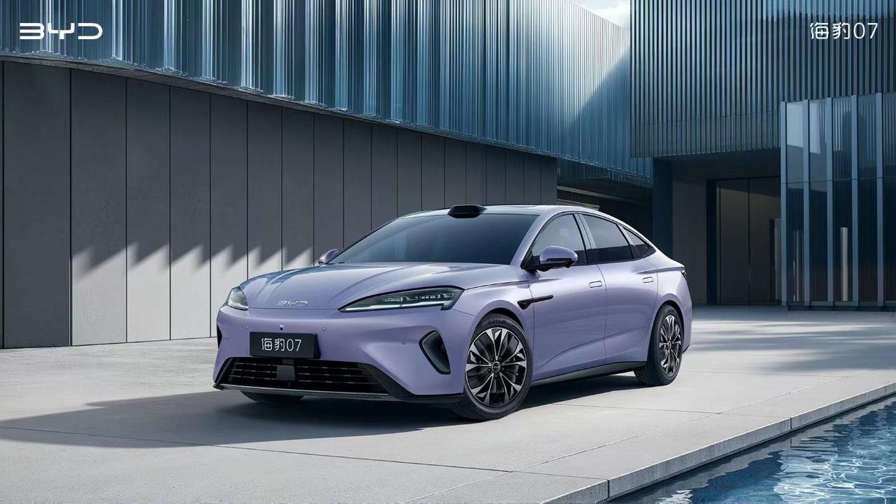 不逐风潮，自成焦点。2026款比亚迪海豹07EV官宣近期发布，全新紫色车漆上线，