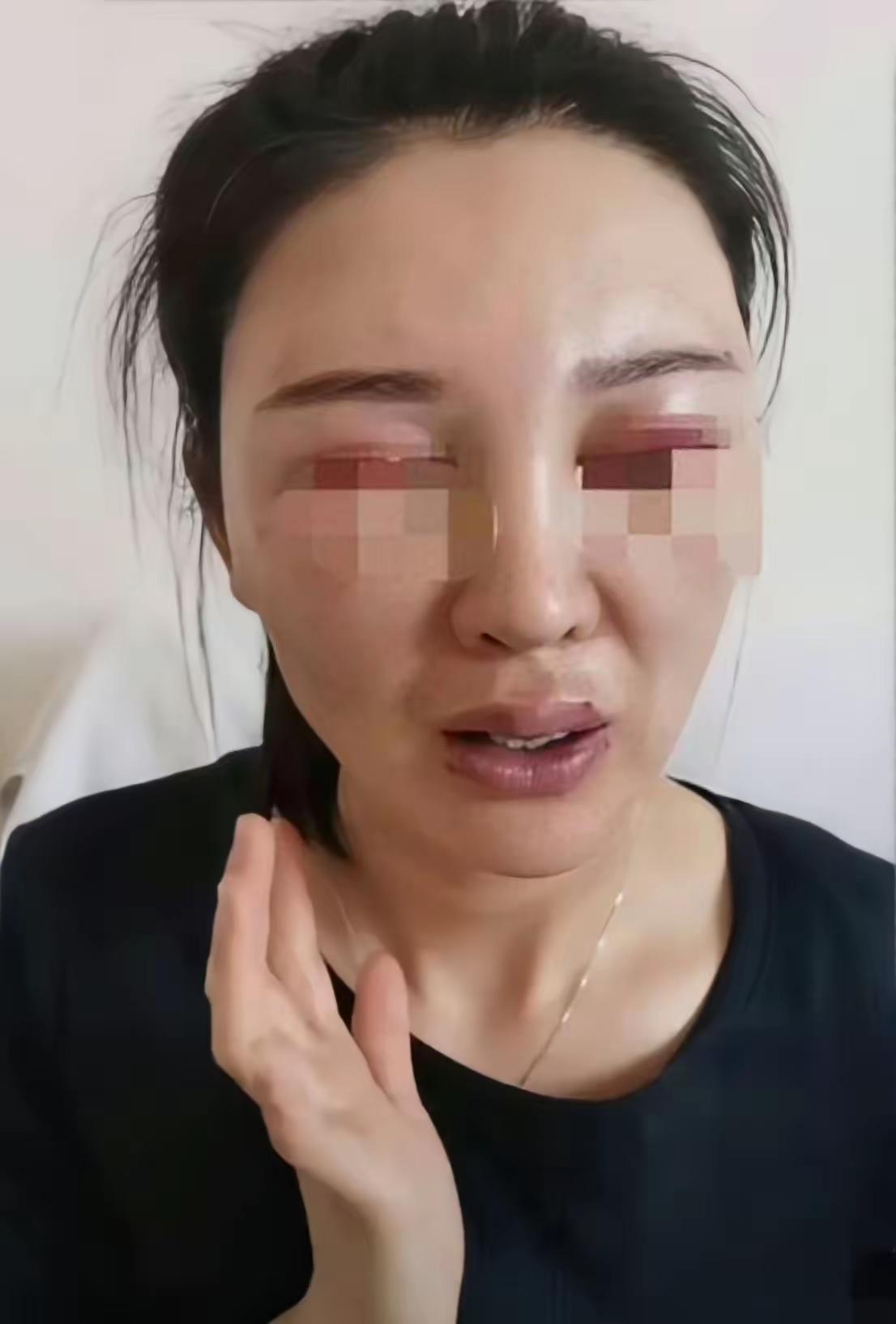 上大学时，嫁了阿三。阿三说他是高种姓，她相信了。于是飞到印地落户。谁知到了印