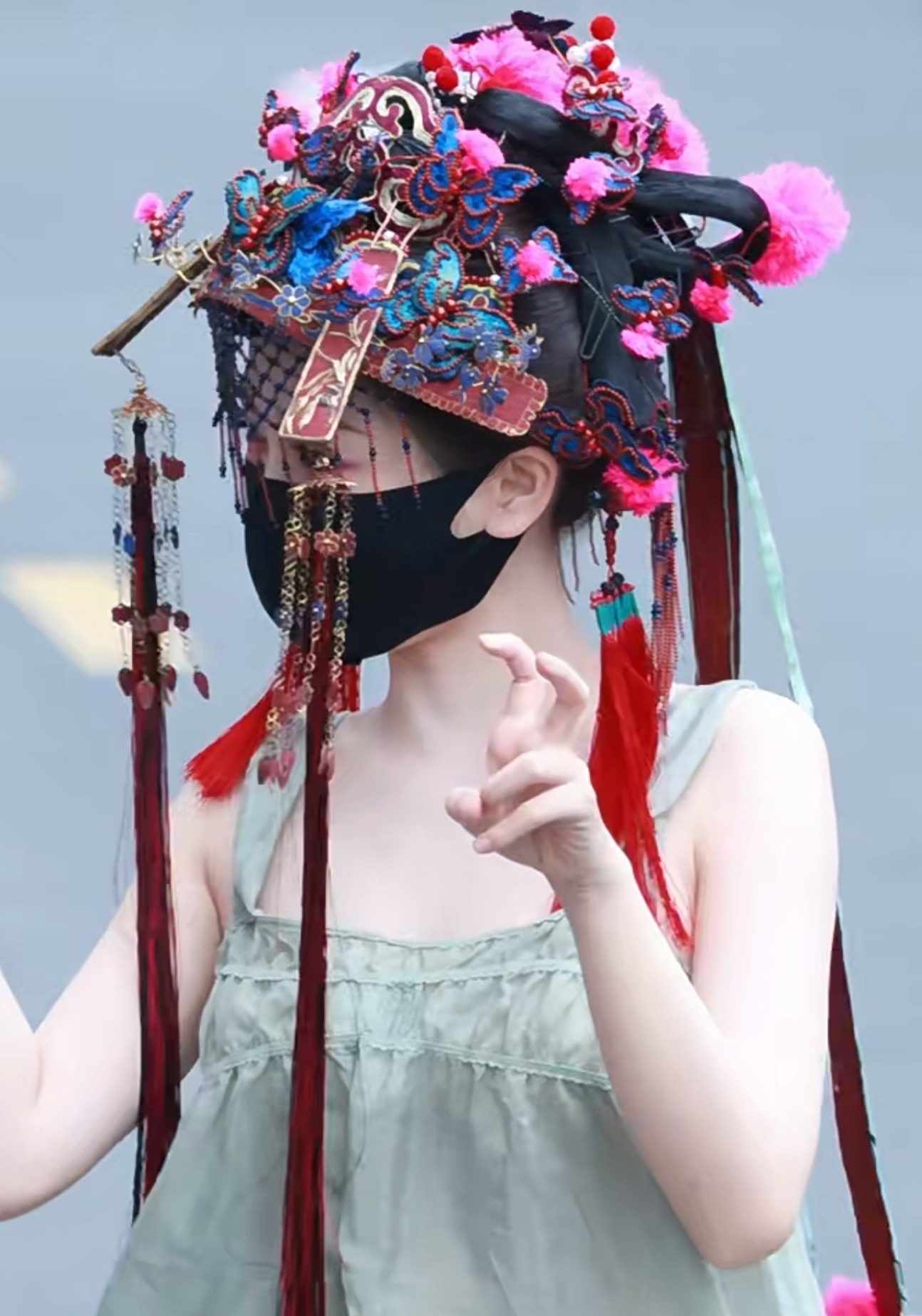 ？感觉易小雅也是有点走火入魔了…咋啥都往头上扔虞书欣何盼新娘妆造