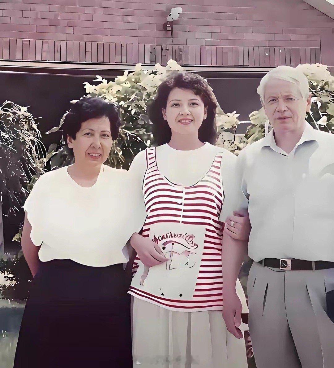 张兰年轻时在加拿大打工期间的一张留影。80年代末，“俏江南”创始人张兰（中）在