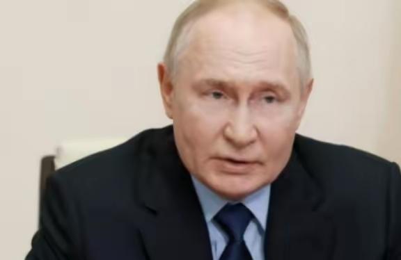 普京派遣两架可携带核弹头的图-95MS战略轰炸机，飞越挪威海，向英国北部空域进发