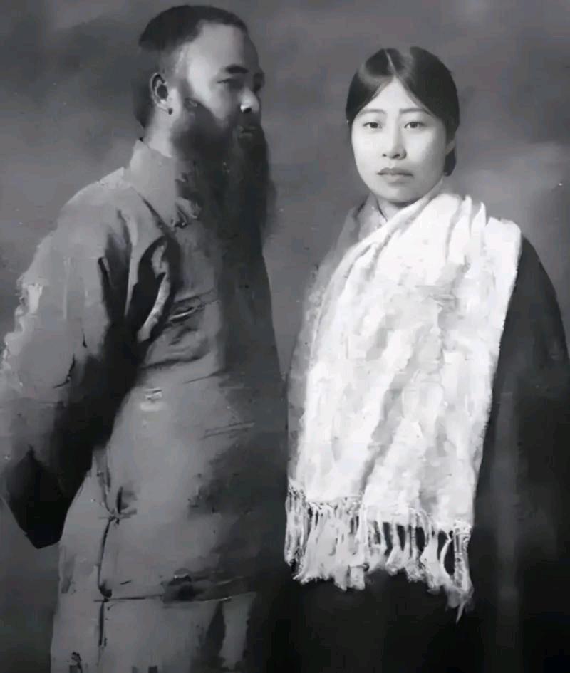 15岁的黄凝素嫁给53岁的张大千。婚后不久就怀孕了，孩子一个接一个地生，一共生了