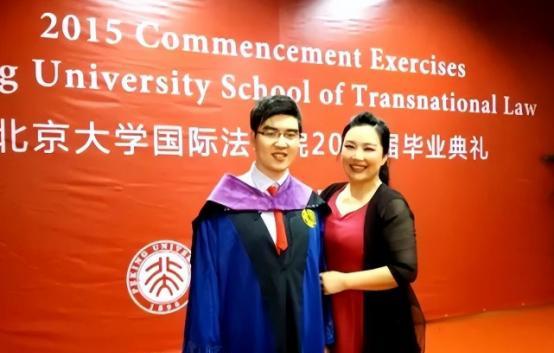 1988年，武汉一女教师，新婚后不久怀孕，不料，孩子刚出生，丈夫竟然脸色大变说“