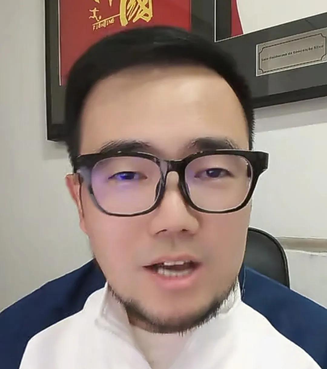 媒体人潘伟力爆了一个料。他在直播时表示，当年国足主教练阿里汉确实不会用人。孙继