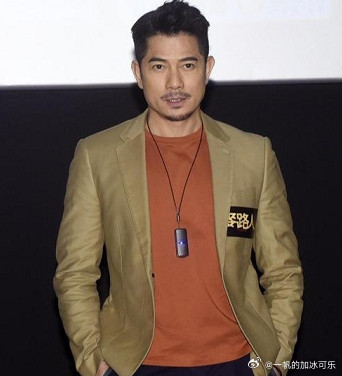 鲁豫问郭富城:“如果你不是做演员，你觉得你会是怎么样？”郭富城说:“我一定是一个