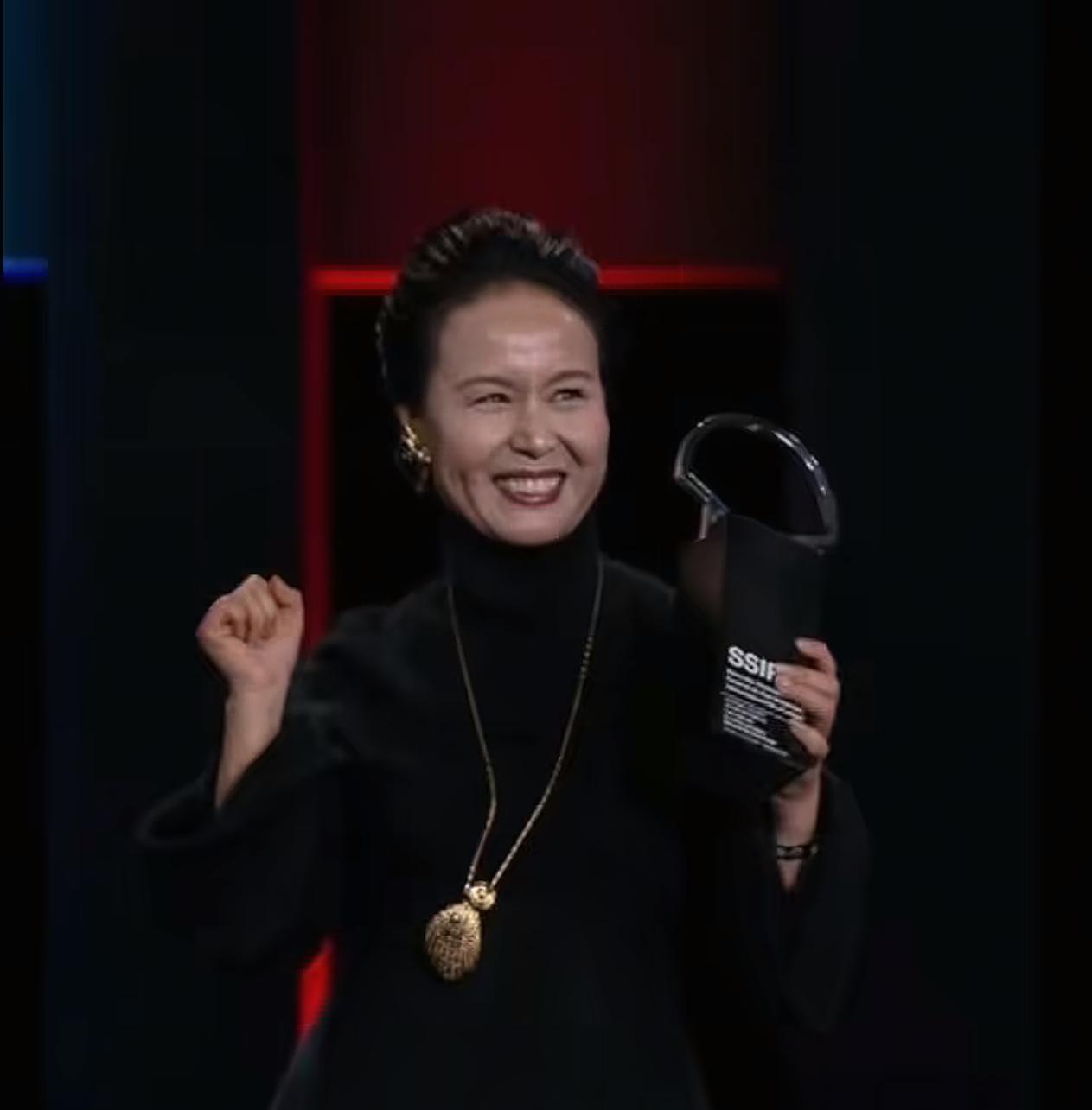 要说最让人三观崩塌的所谓影后，非赵箫泓莫属，她原本名叫赵晓红。早前她狠心持