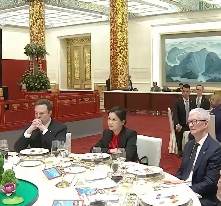 昨晚国宴现场，一张照片意外刷屏：坐在马斯克与库克之间的，竟是一位来自东方的柔弱女