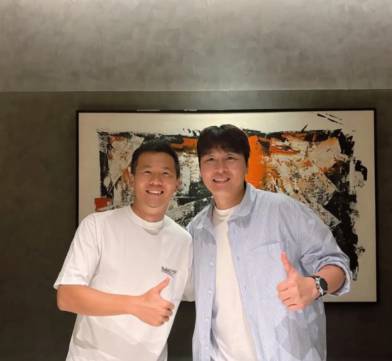 黄博文晒出了他与曾经的全北现代大哥李同国（东国）的和合影，他也表示与曾经的大哥再