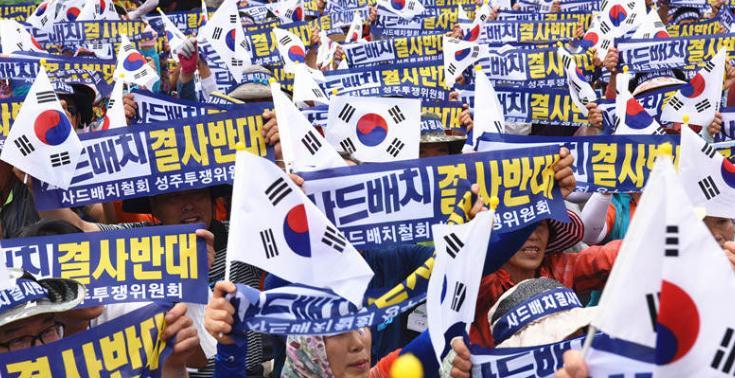 韩国反华游行几乎成了家常便饭。街头标语、扩音器、挥舞的旗帜，一波接着一波。气氛紧
