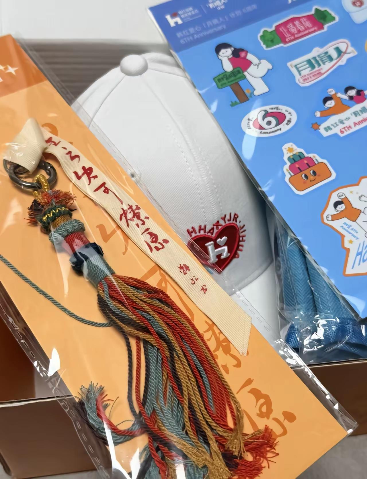 9月份，有月捐人收到韩红爱心慈善基金会六周年的礼盒，里面有一顶白色帽子、贴纸、挂