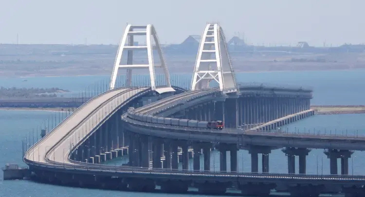 乌克兰炸毁克里米亚大桥这简直是疯了！乌克兰竟然用足足11