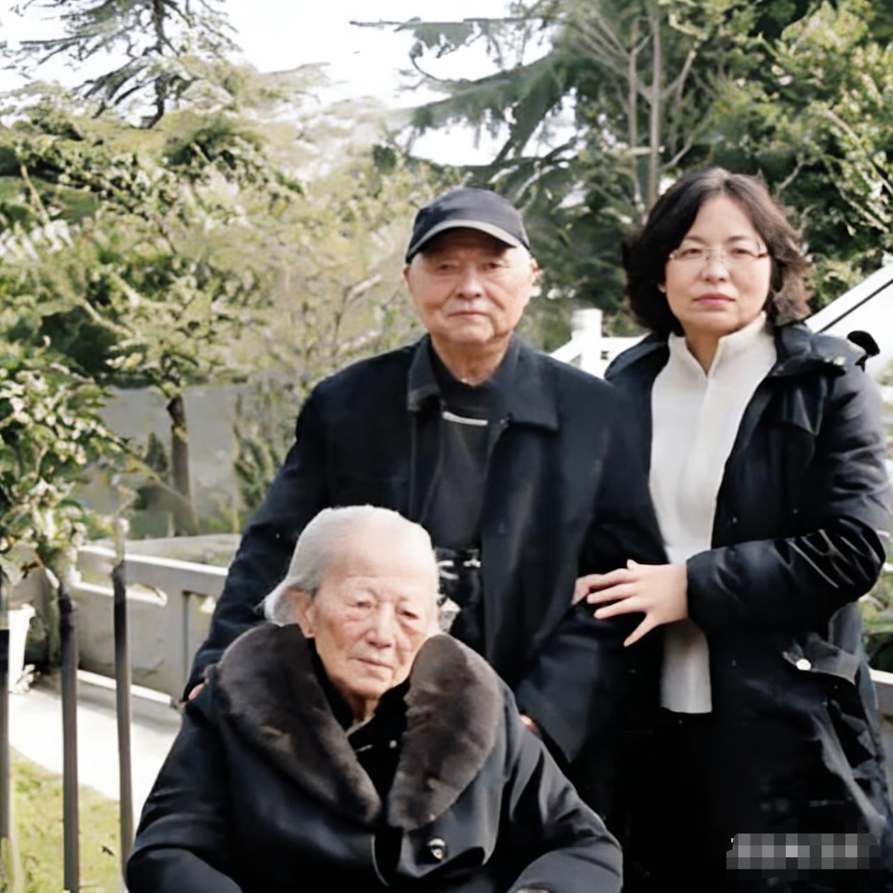 2005年，王铭章将军的妻子叶亚华回到成都定居，同家人们，一张罕见的合影，照片中