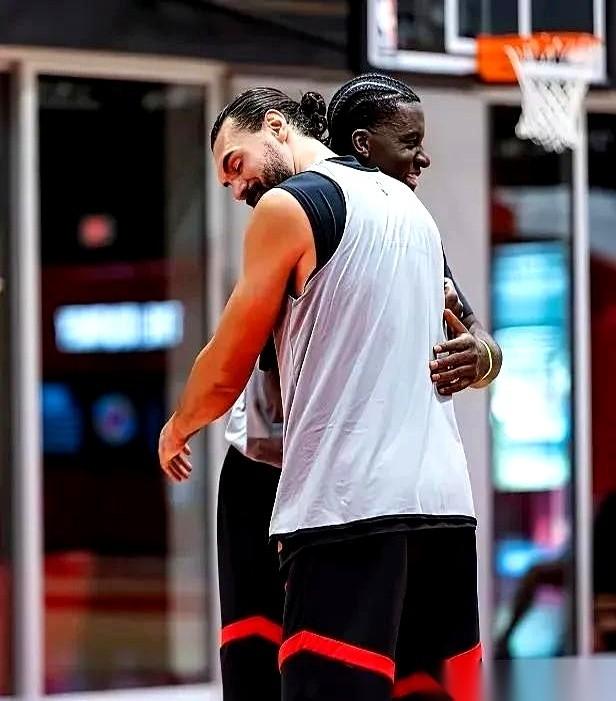 把亚当斯，这么一头内线巨兽，按在替补席上。这事儿乍一看，挺憋屈的。好像一个功