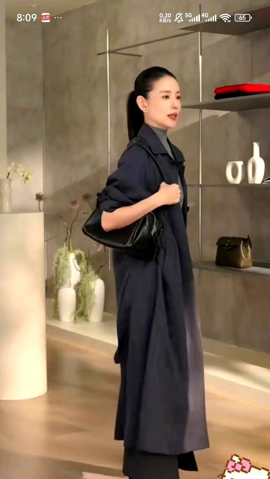 董洁卖了10个亿，爆款是条3000块的灰裙子。没人吆喝。她把藏蓝风衣腰带轻轻