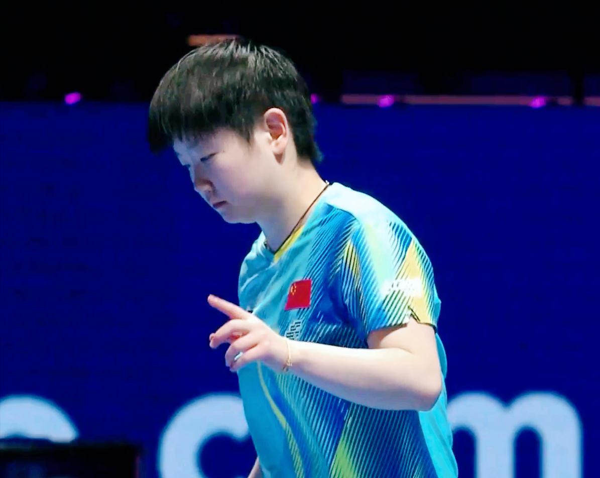 现场球迷不礼貌了，蒯曼叫了暂停，人家两人趁机构思一下战术！结果这期间，她们一