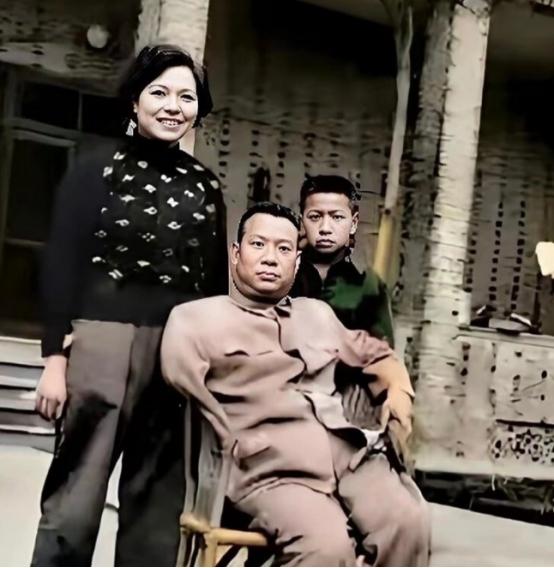 1954年，时任西南军区副司令员兼四川省军区司令员贺炳炎将军与夫人姜平、长子贺雷