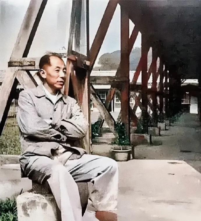 很多人以为软禁就是坐牢，其实不一样。看这张张学良被软禁时的老照片就知道了，院子