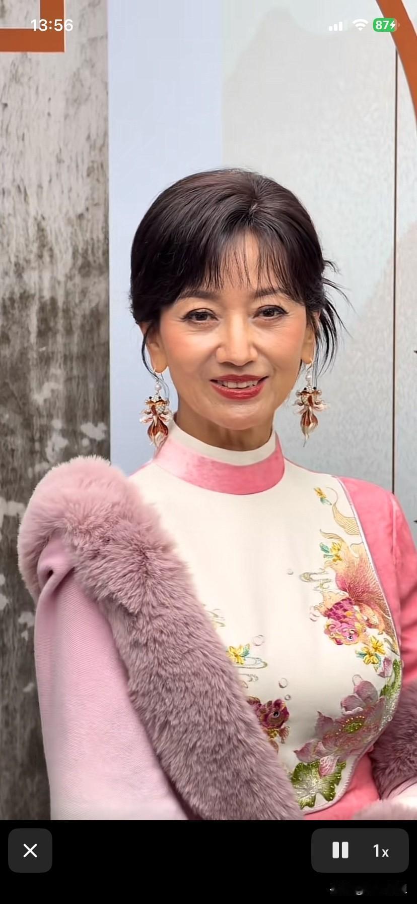 看看赵雅芝姐姐，都70多岁了！不知道她年龄的人，还以为是40多岁呢！这身材保