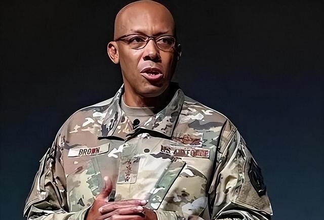 美国人现在终于知道害怕了，其空军参谋长四星级上将布郎说：中国的六代机虽然可怕，但