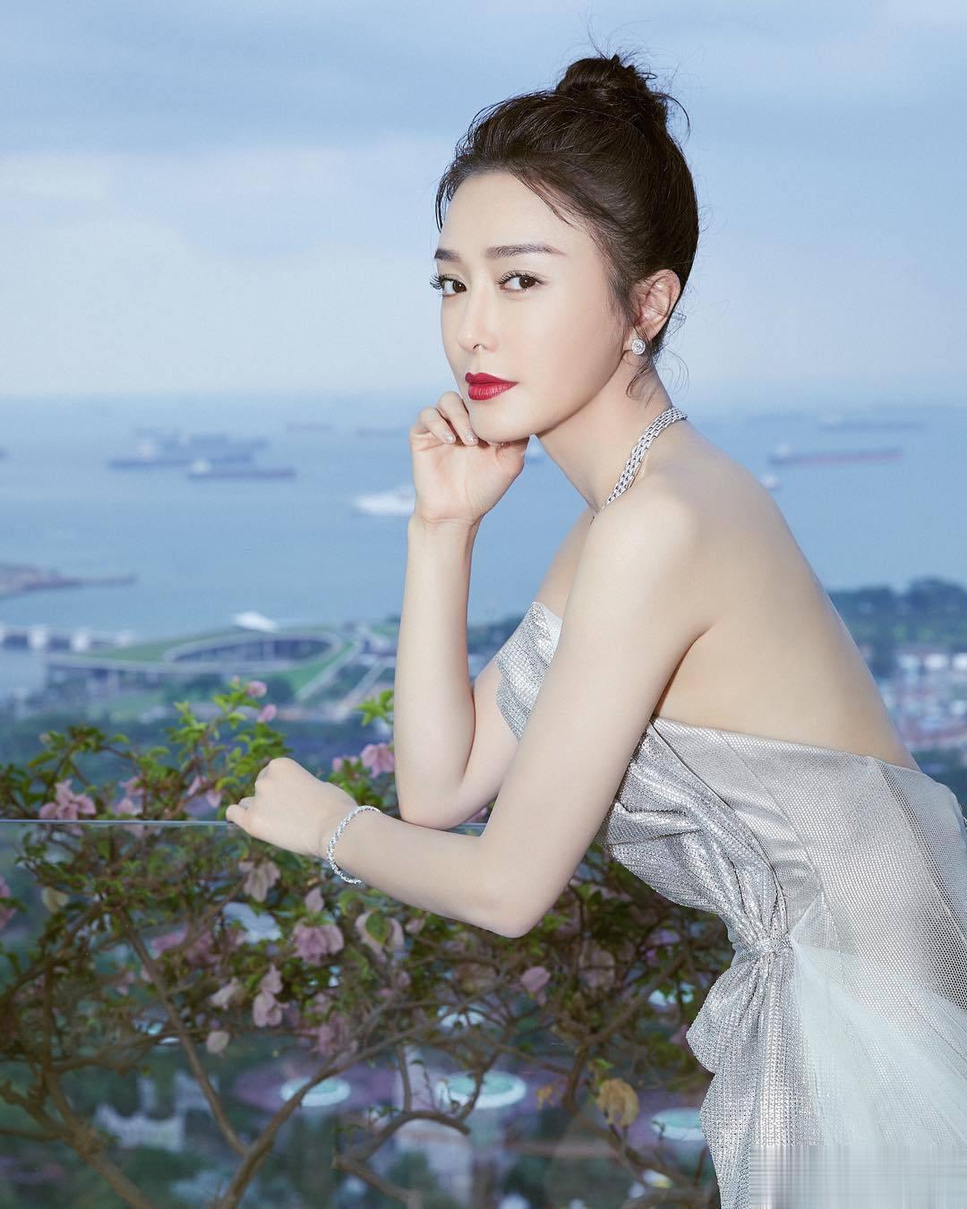 秦岚宝贝的大露背，美腻！