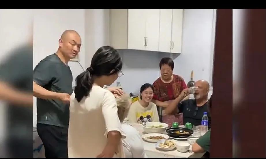 奇娜不在了，照顾双胞胎女儿的事，做饭的事，可能估计要落到婆婆身上了。奇娜父母从