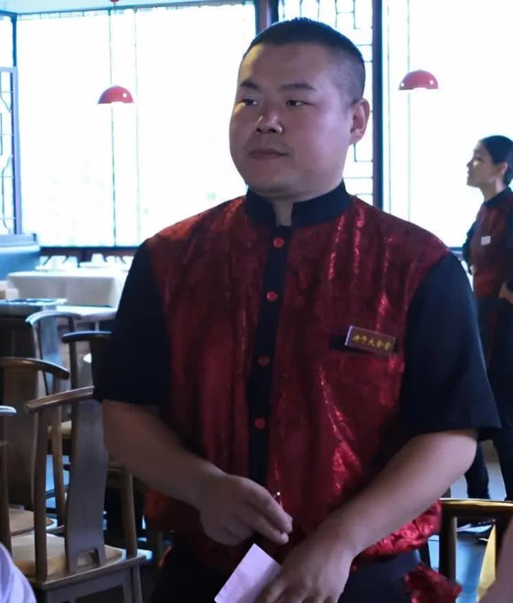 当年，15岁的岳云鹏在一家饭店做服务员，因为一时疏忽给顾客算错了两瓶啤酒的价钱，