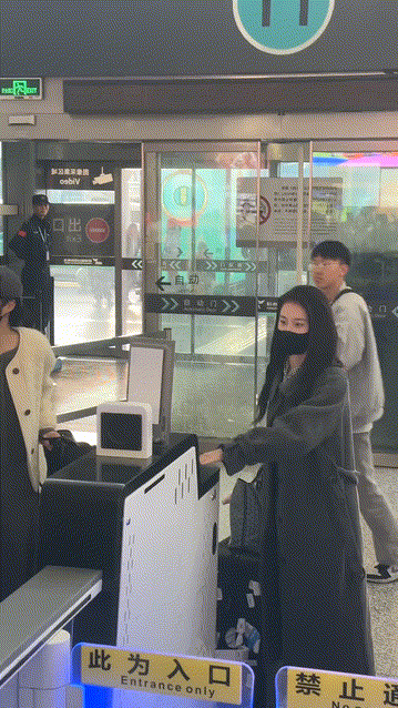 真佩服这些网友，啥都懂，谁都认识[墨镜]