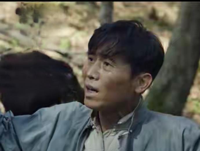 追剧《归队》昨晚剧情有一个片段没有看懂。汤德远（李乃文饰演）在街上看见鲁长