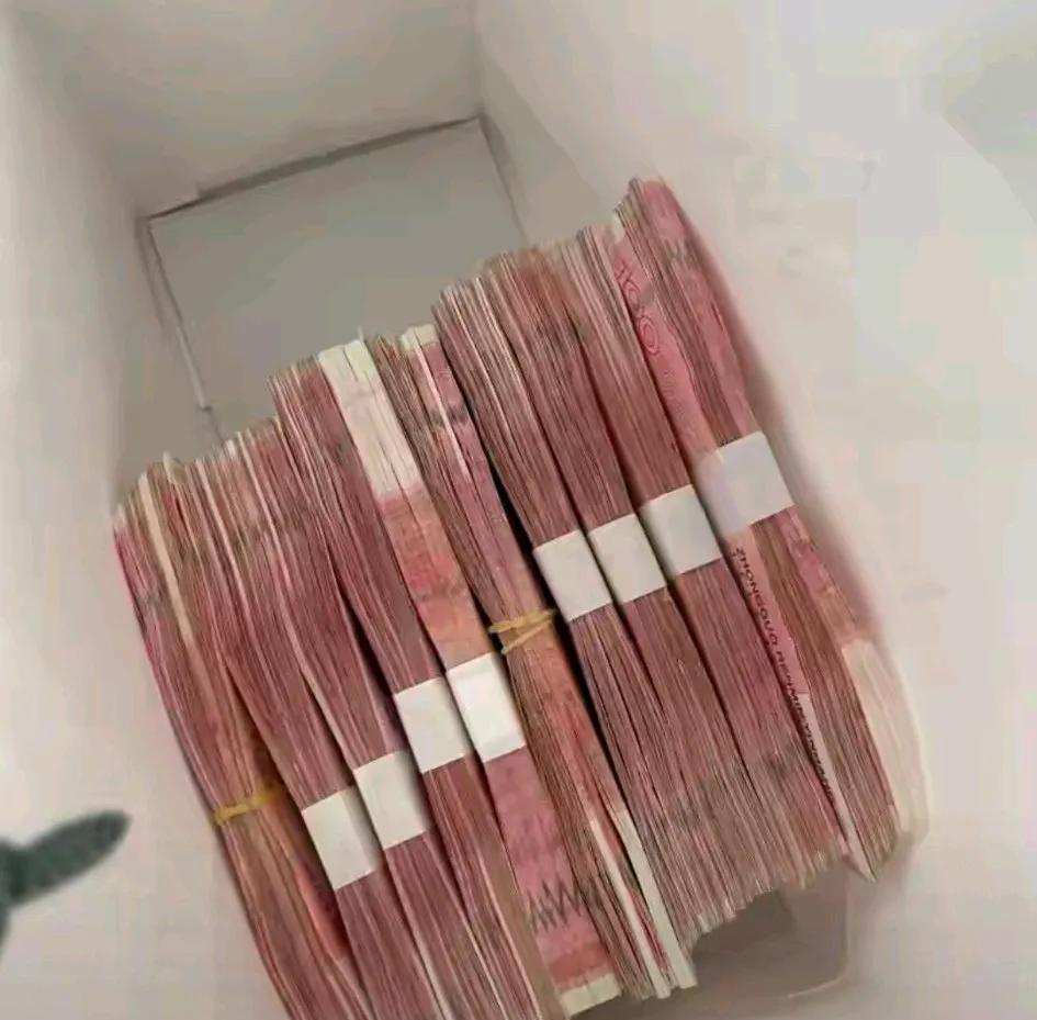 一个人必须有钱，至少几十万。否则到一定年龄没有一点底气。孩子需要读书，有时候需要