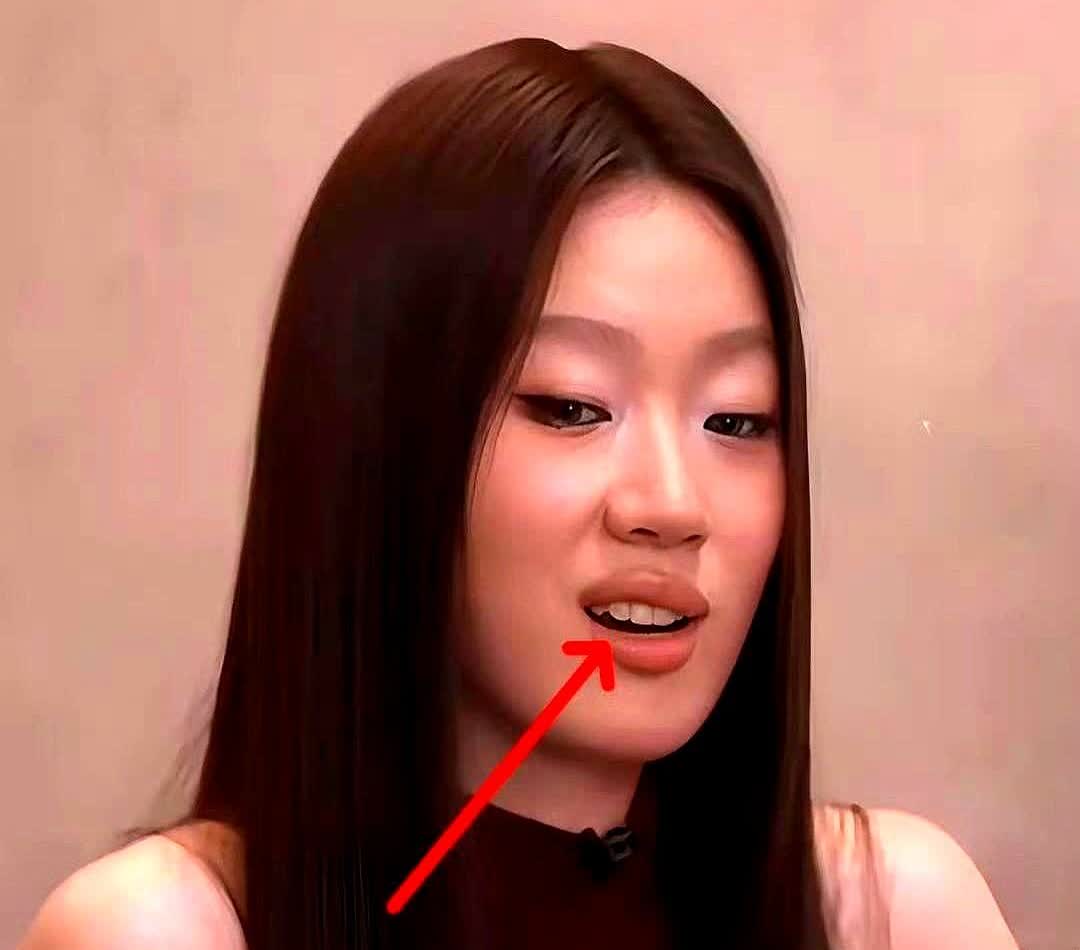 大胆估测一下，单依纯以后可能不会再上芒果的节目了。后台采访镜头刚扫到她，