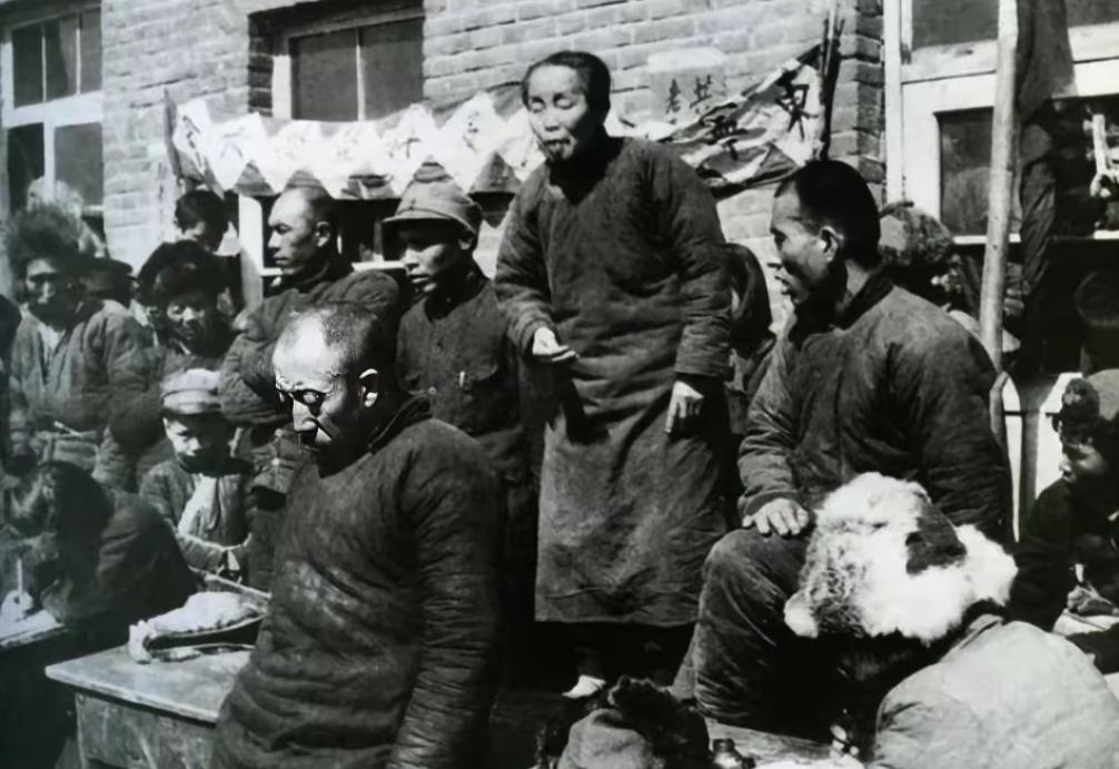 1950年，甘肃土改时，一名压榨百姓的地主被清算。临刑前，他突然挣脱身边人，拼