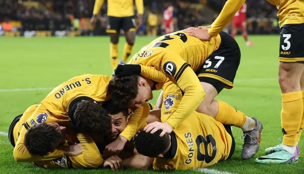 上半程英超历史最差的狼队，下半程露出獠牙：❗1-1曼联❗0-0纽卡❗2-2榜首阿