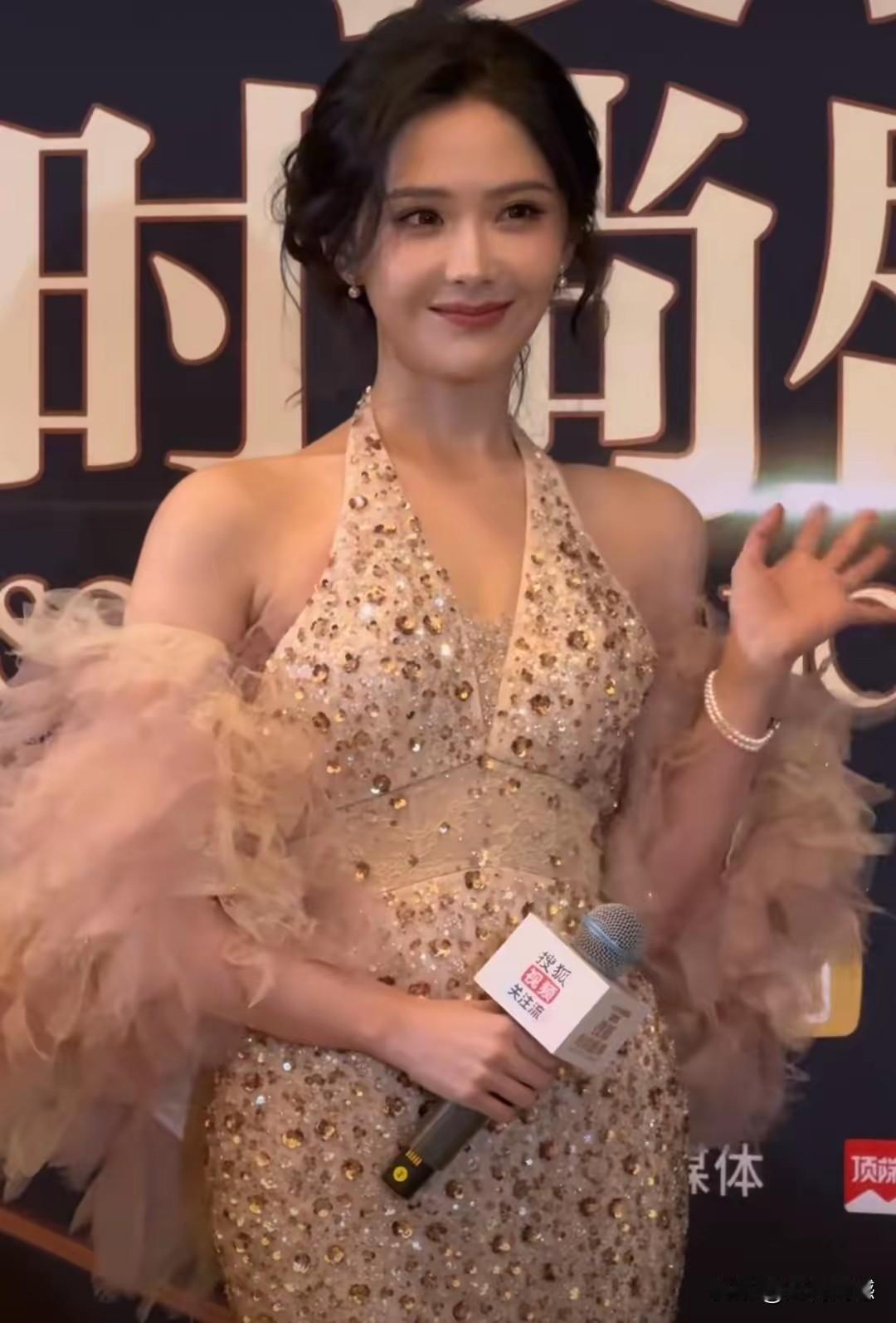 本人对这个女子还是非常有好感的，尤其是对她的颜值和气质，也是非常认可的，尽管现在